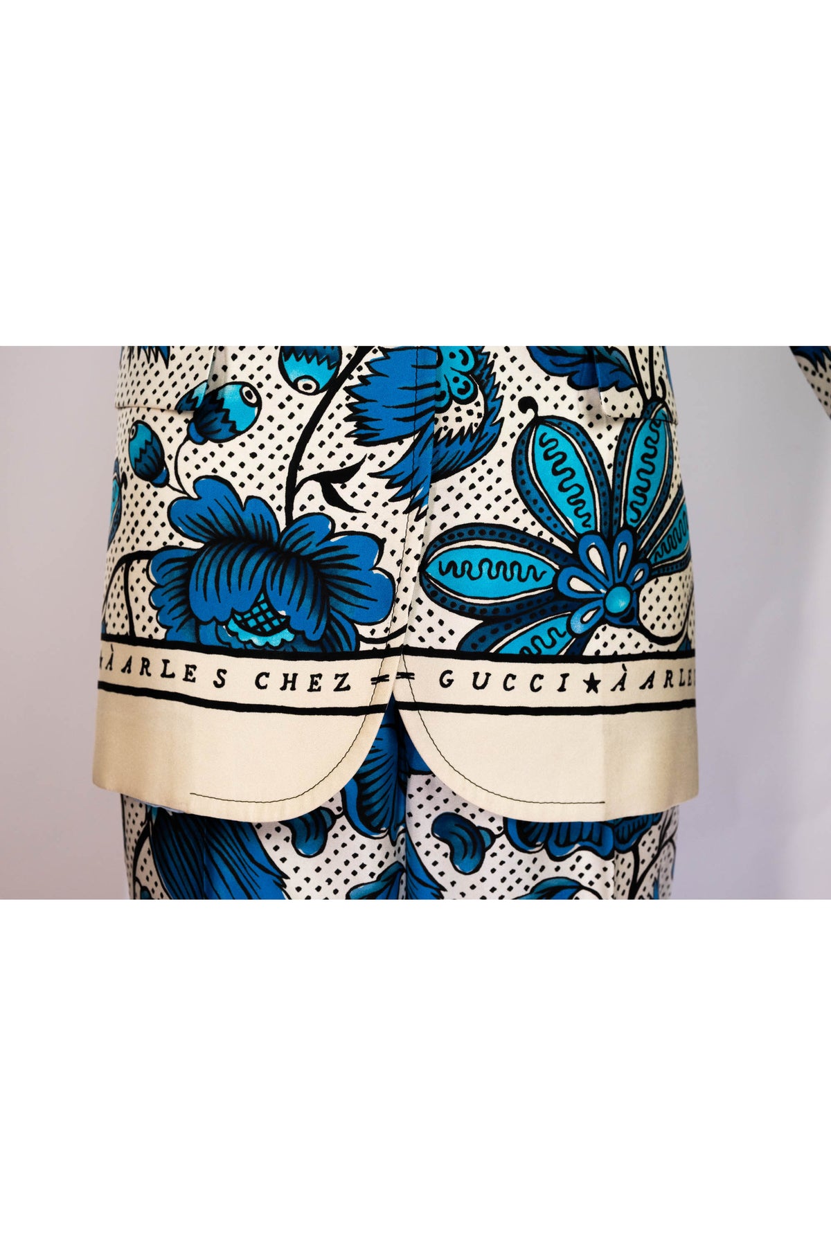 Gucci Blue and Cream Black Silk Arles Chez Print Jacket 42