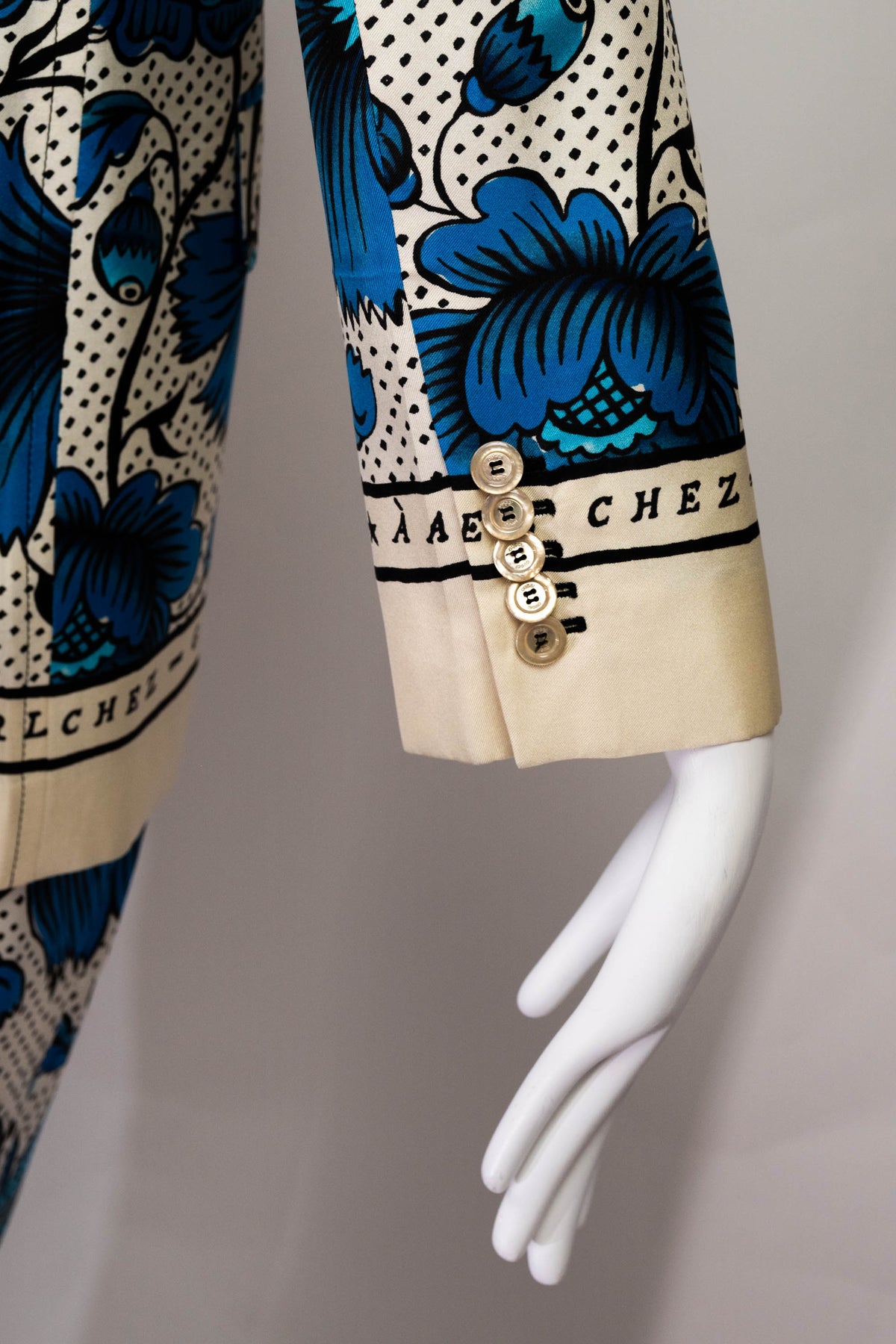 Gucci Blue and Cream Black Silk Arles Chez Print Jacket 42