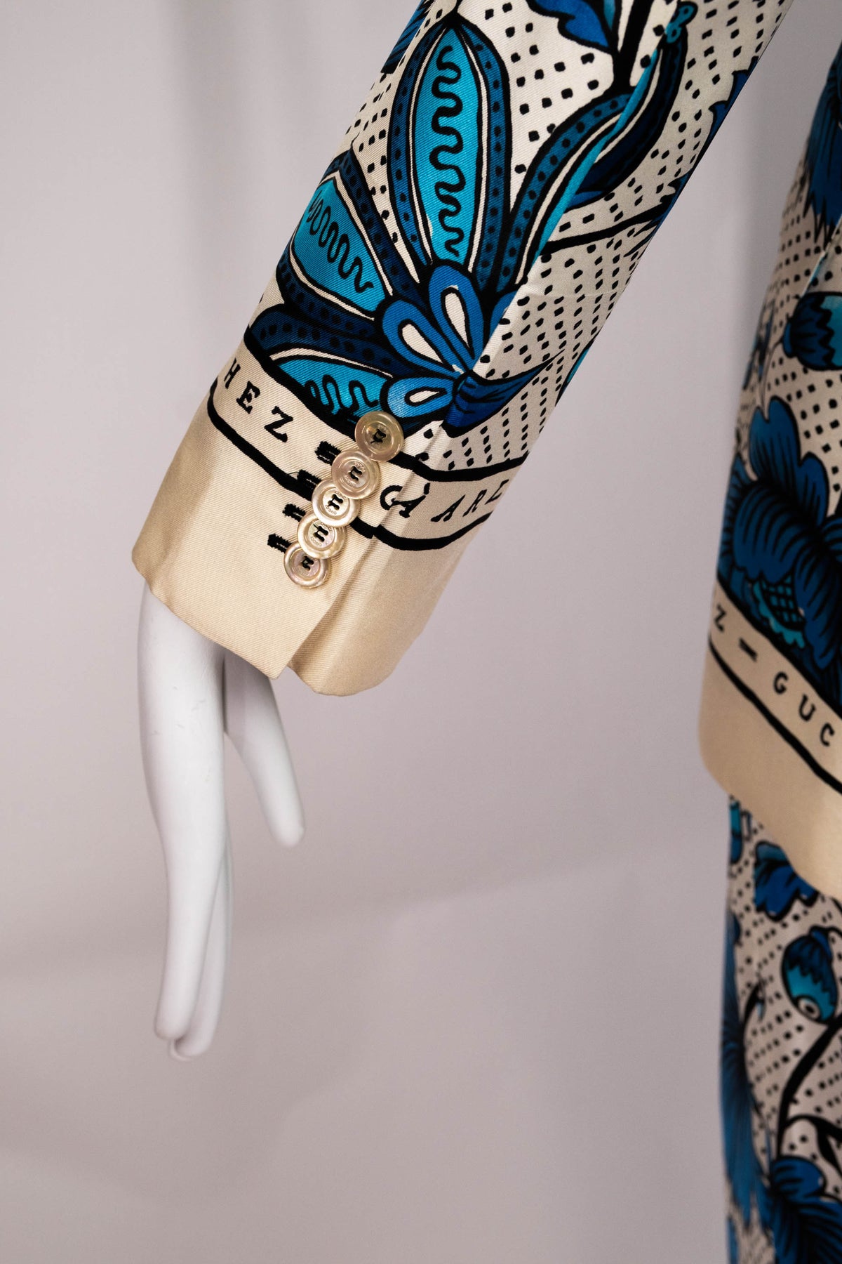 Gucci Blue and Cream Black Silk Arles Chez Print Jacket 42