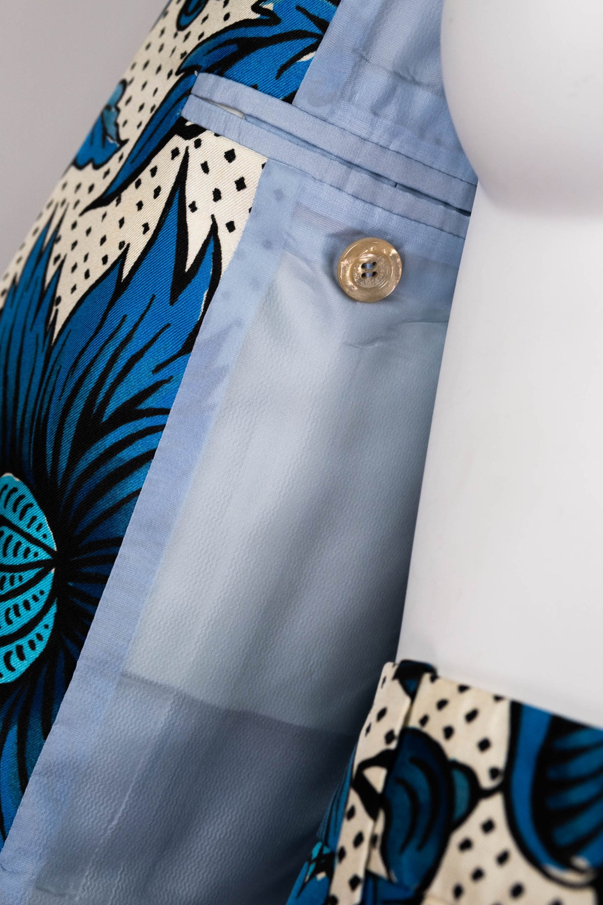 Gucci Blue and Cream Black Silk Arles Chez Print Jacket 42