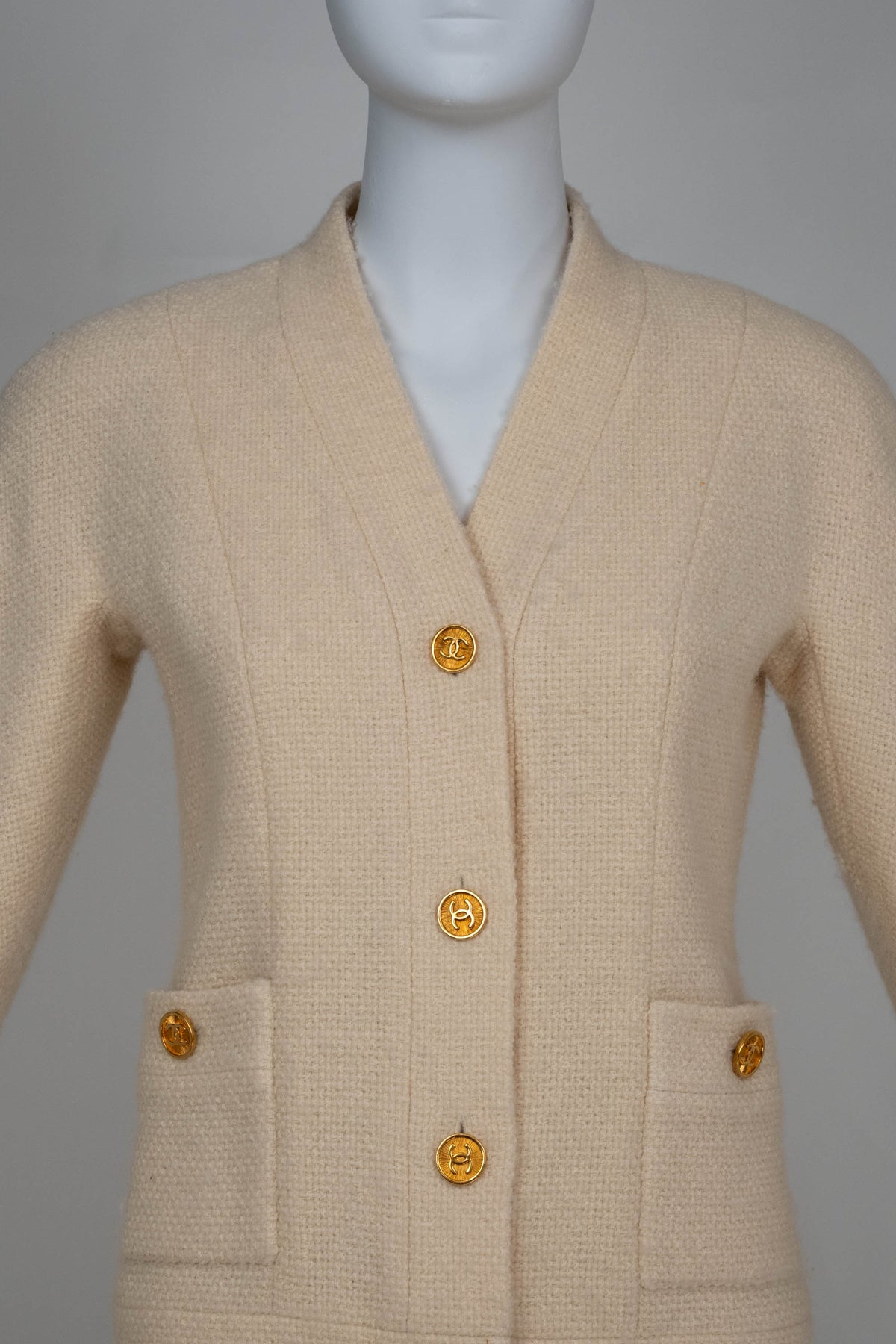 Chanel Boutique Vintage Cream Tweed Jacket With Gold Buttons Size 34