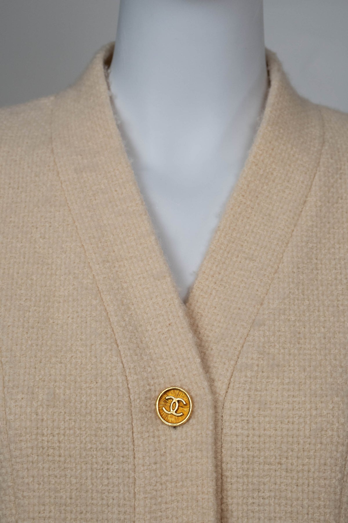 Chanel Boutique Vintage Cream Tweed Jacket With Gold Buttons Size 34