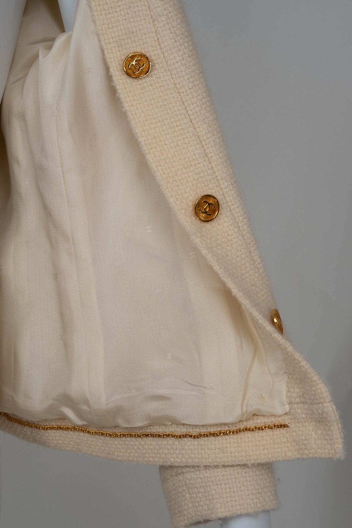 Chanel Boutique Vintage Cream Tweed Jacket With Gold Buttons Size 34