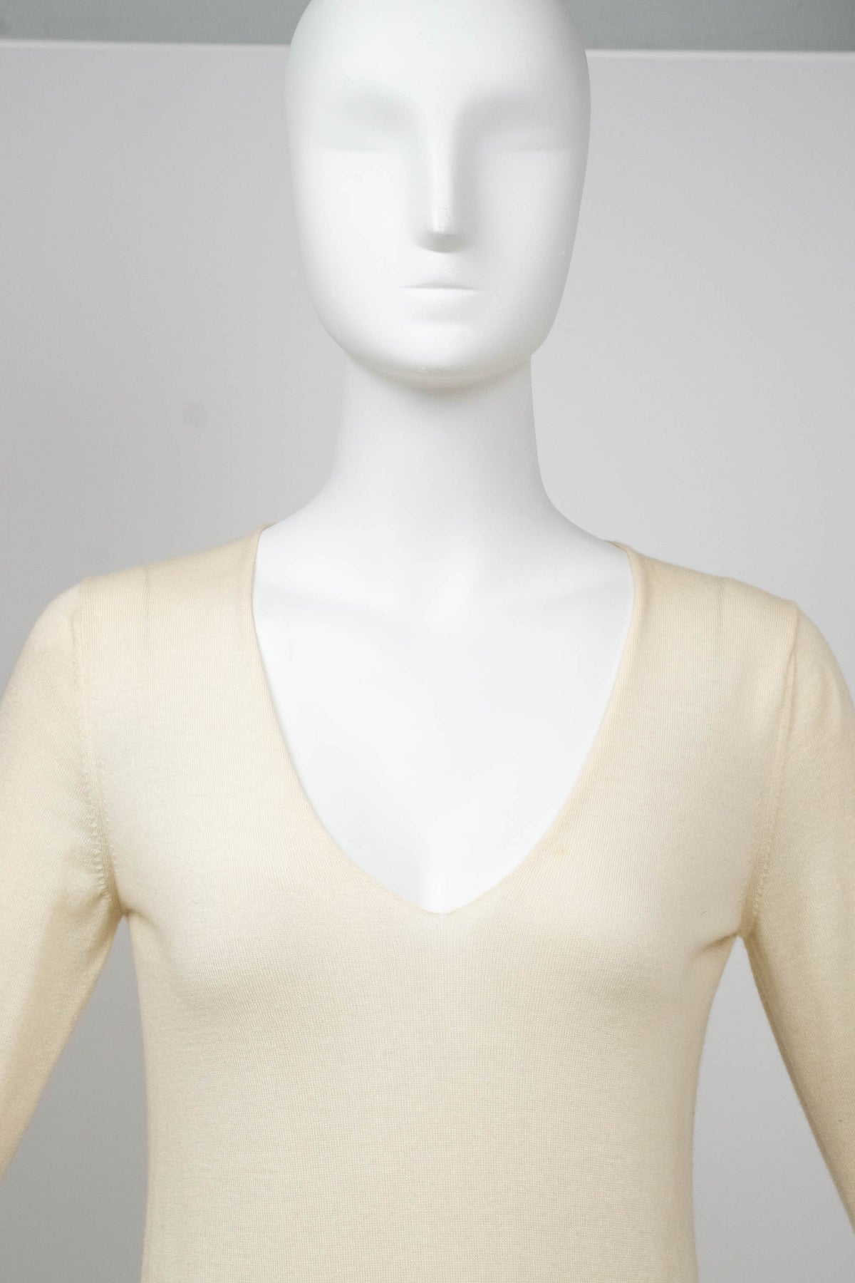 Chanel Ivory Sweater With white Flower Sequins Size S/M