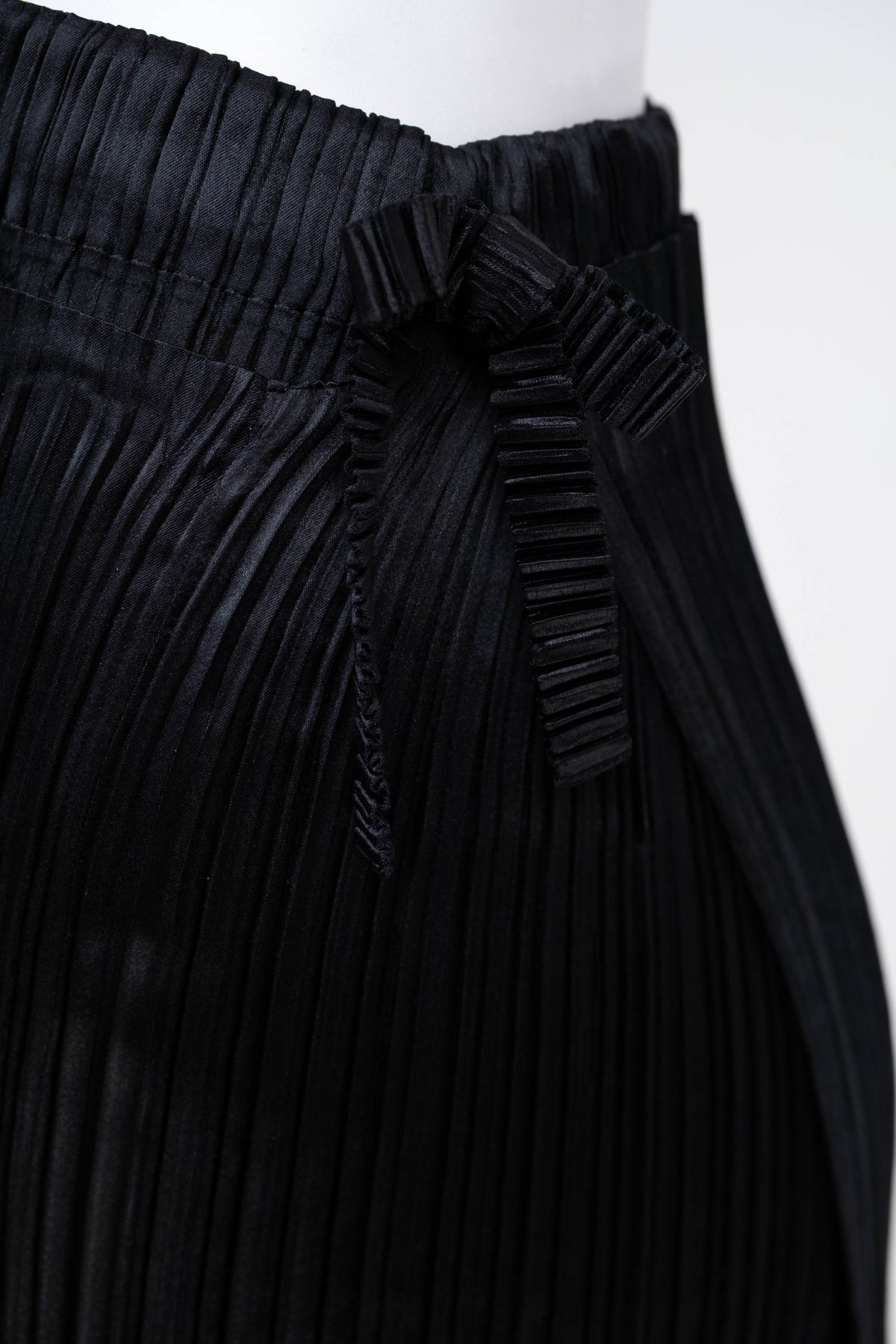 Issey Miyake Size 2 Black Hatching Pleats Knee Length Skirt 2024