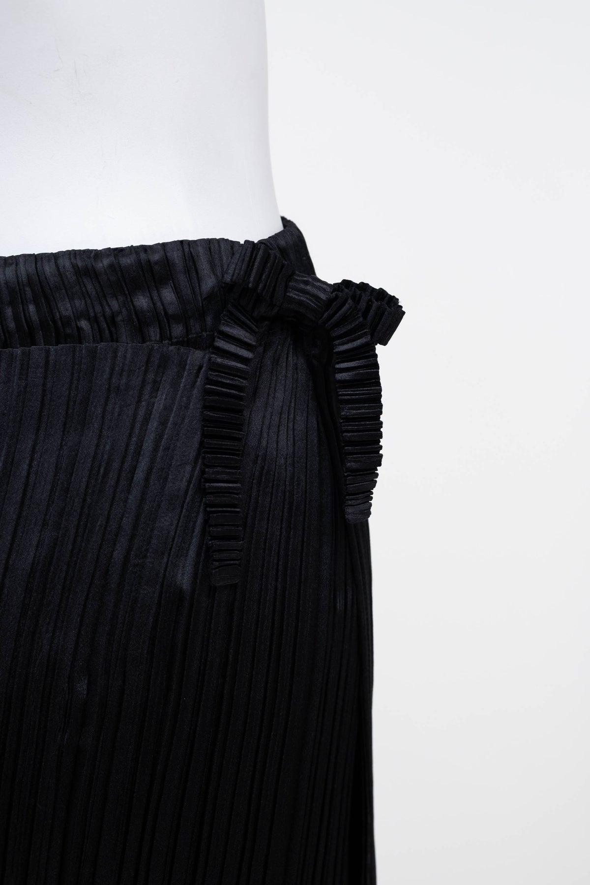 Issey Miyake Size 2 Black Hatching Pleats Knee Length Skirt 2024