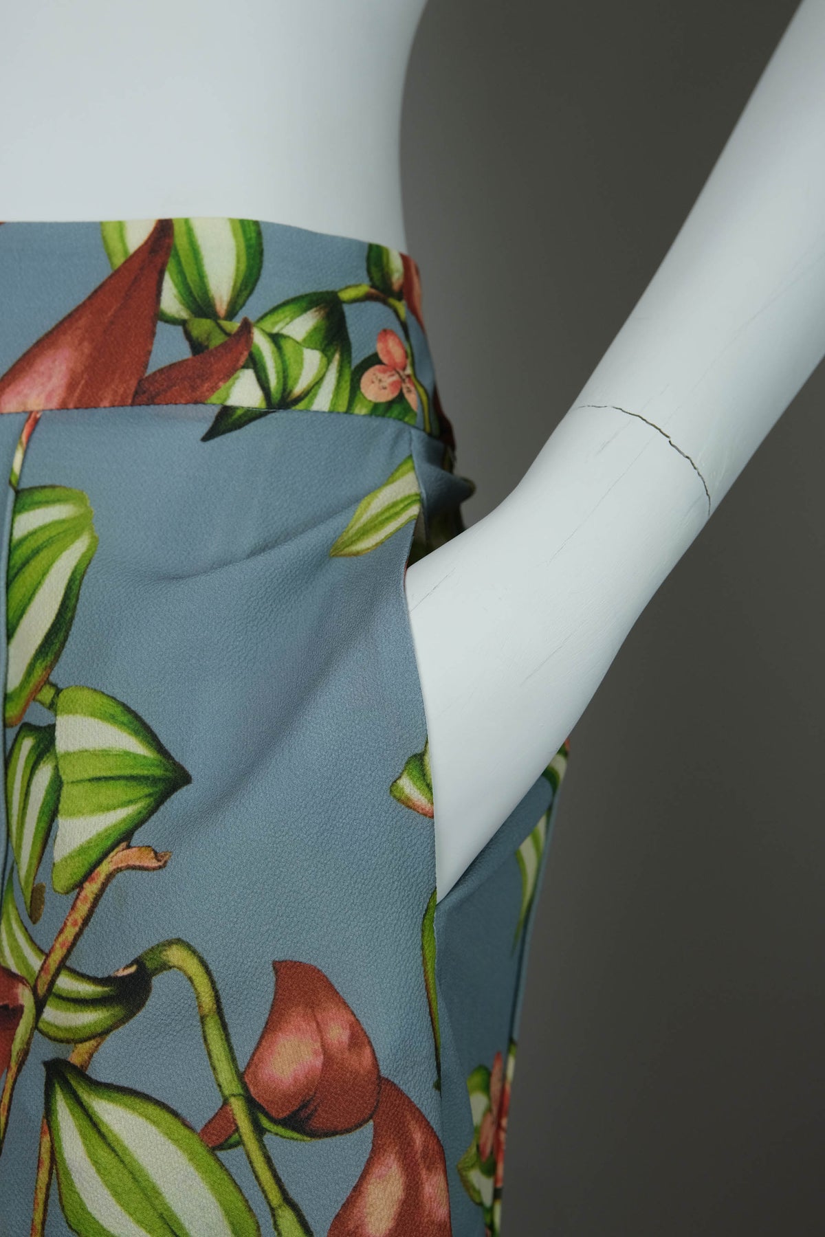 PatBo Grey and Leaf Print Crepe Wrap Top With Shorts Two Piece Set Size 6