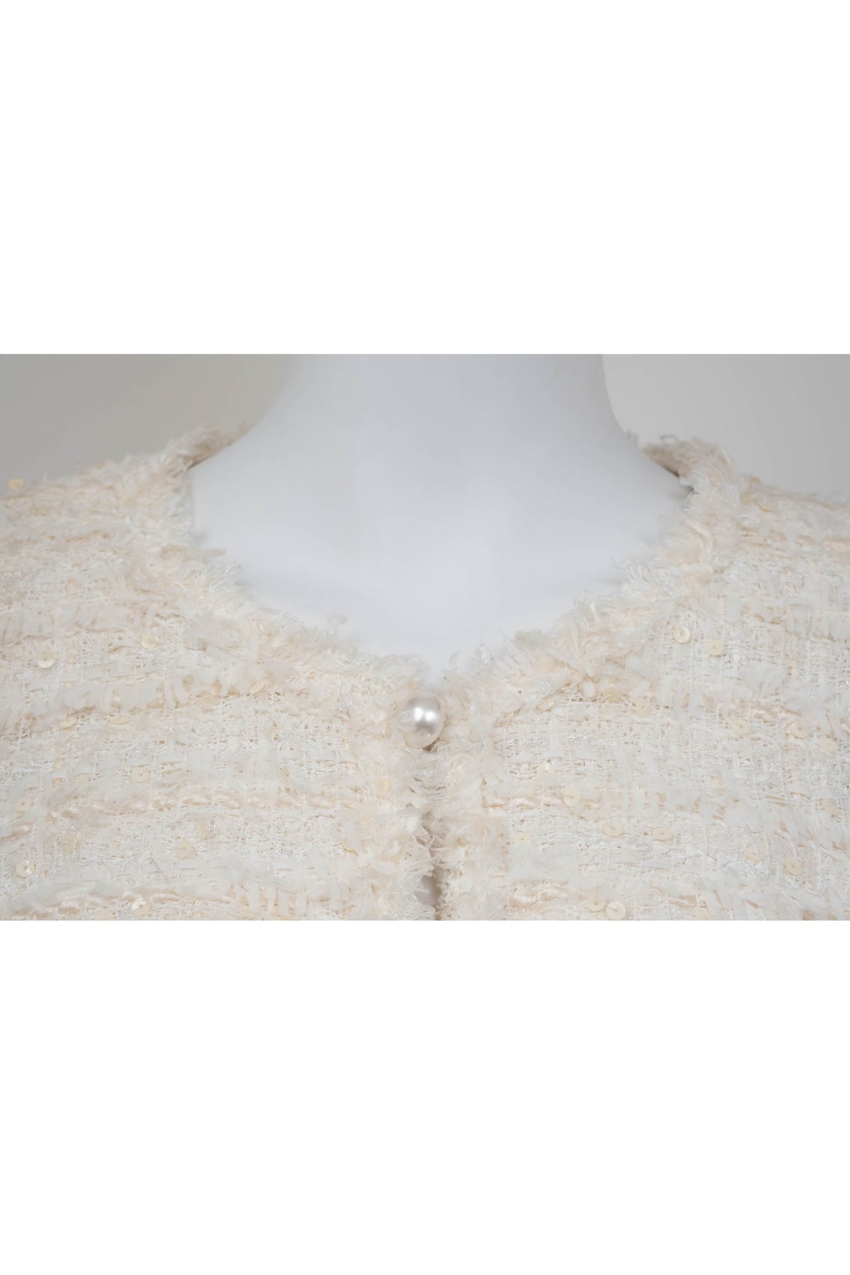 Chanel White Boucle Fantasy Tweed with Pearl Buttons Jacket Size 44/8 2005