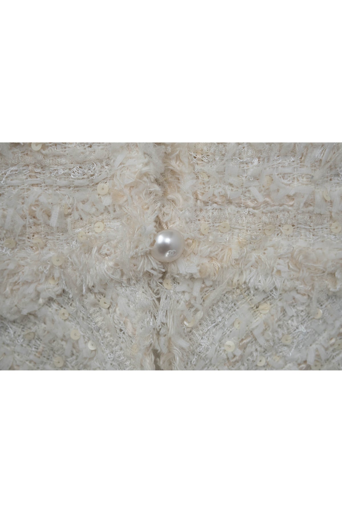 Chanel White Boucle Fantasy Tweed with Pearl Buttons Jacket Size 44/8 2005