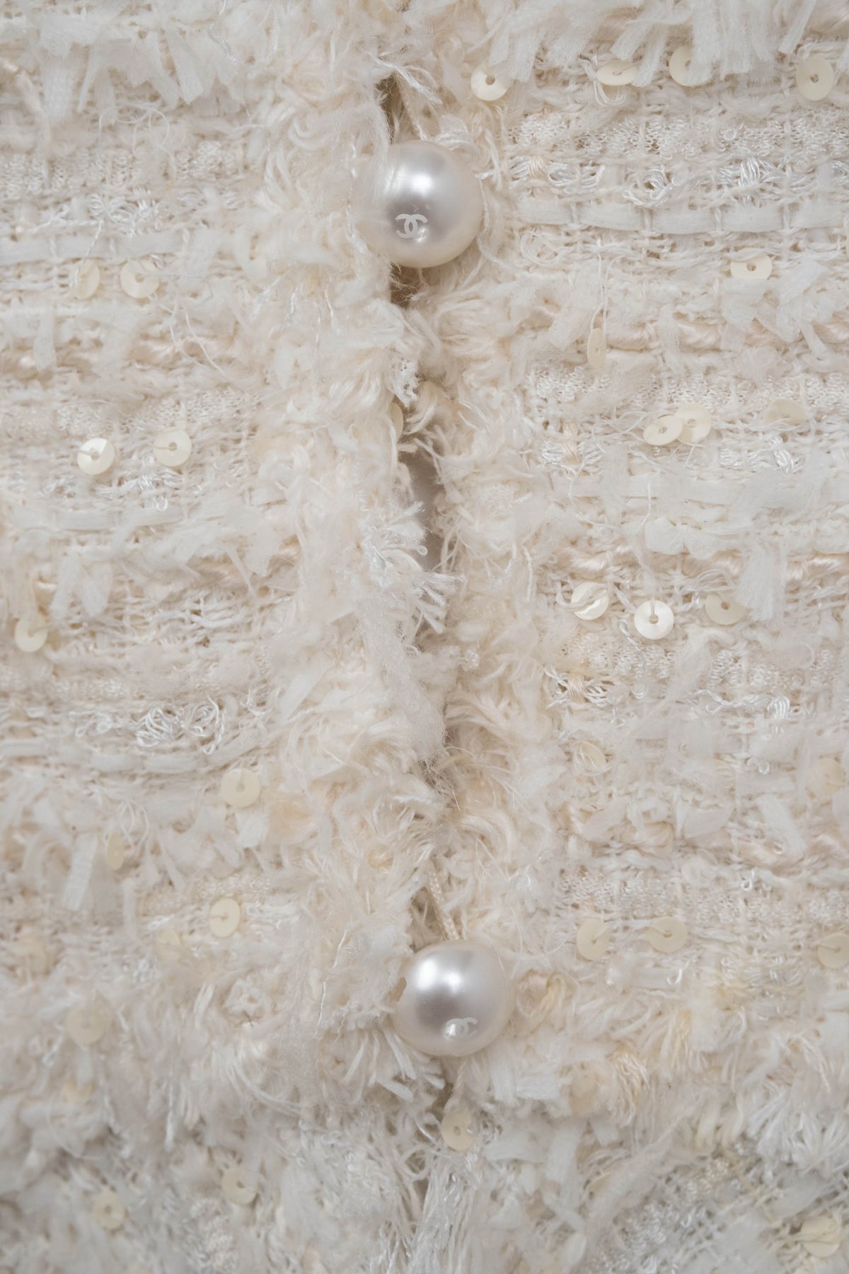 Chanel White Boucle Fantasy Tweed with Pearl Buttons Jacket Size 44/8 2005
