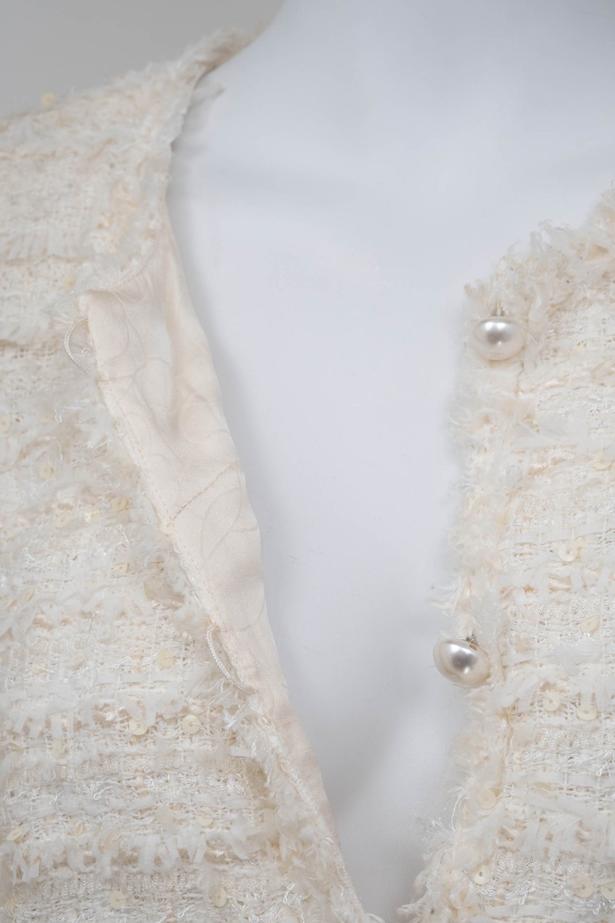Chanel White Boucle Fantasy Tweed with Pearl Buttons Jacket Size 44/8 2005