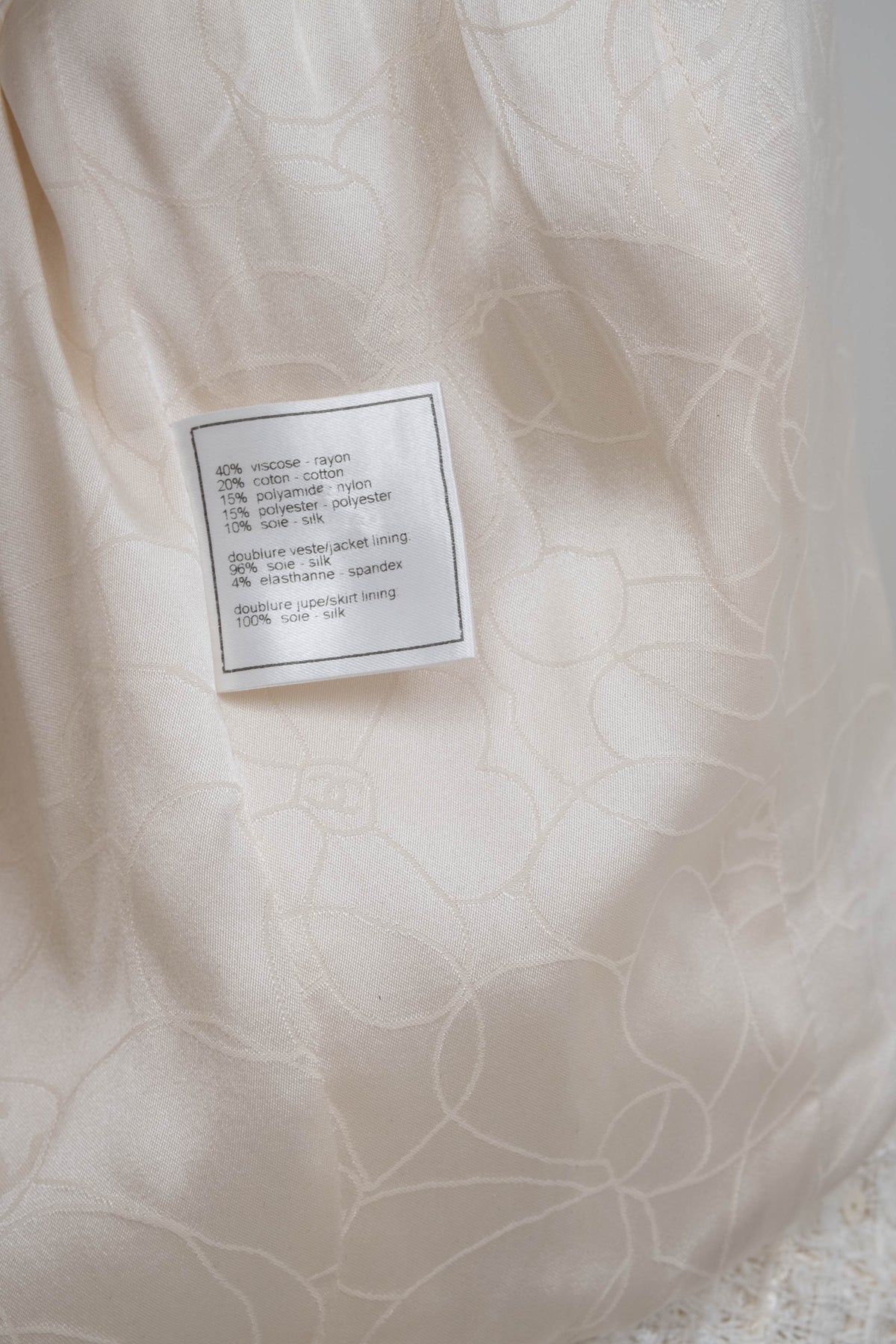 Chanel White Boucle Fantasy Tweed with Pearl Buttons Jacket Size 44/8 2005