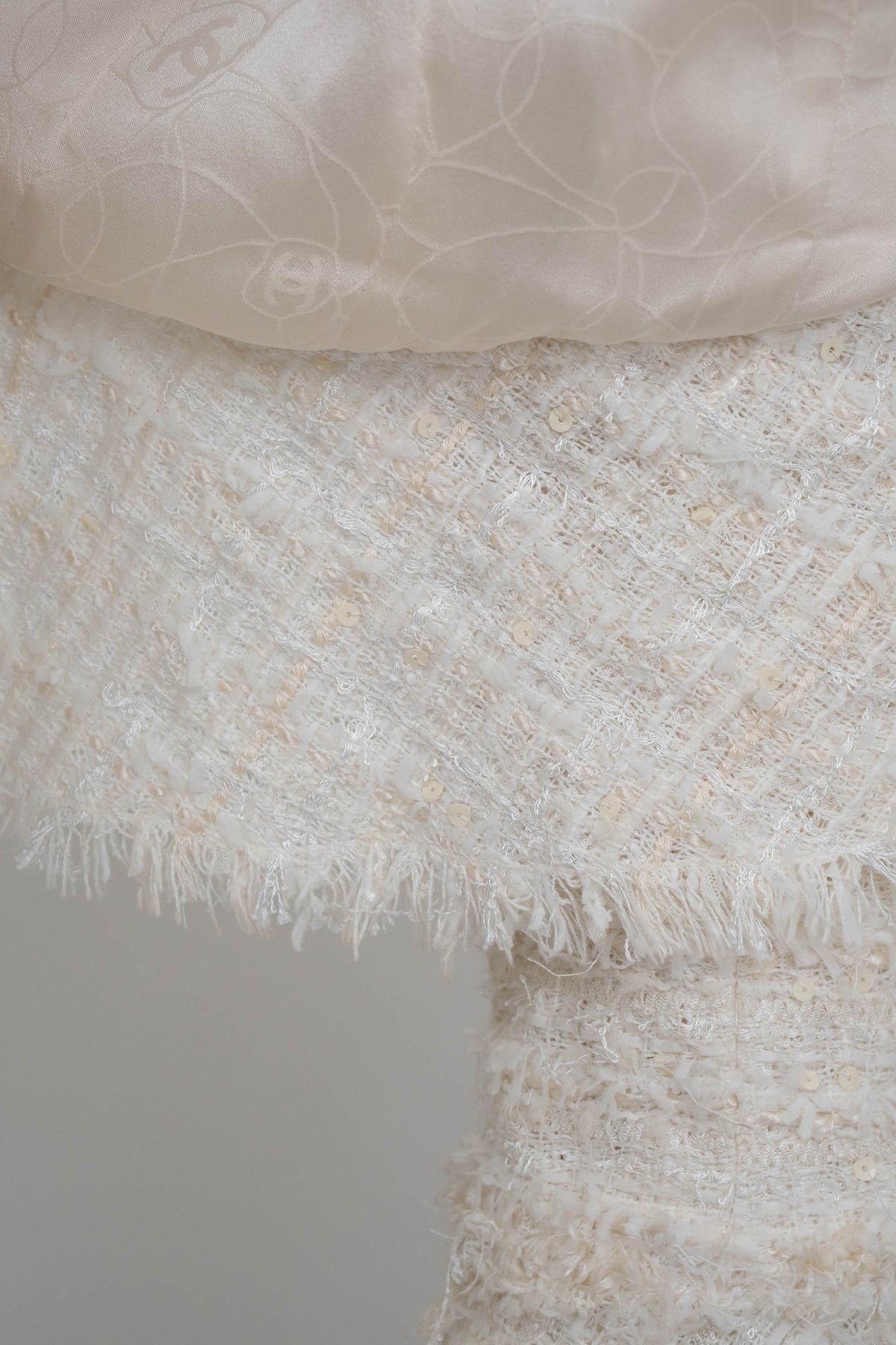 Chanel White Boucle Fantasy Tweed with Pearl Buttons Jacket Size 44/8 2005