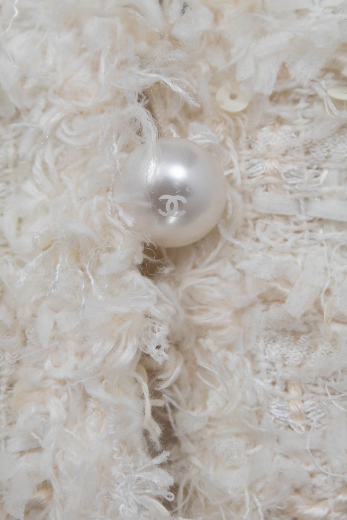Chanel White Boucle Fantasy Tweed with Pearl Buttons Jacket Size 44/8 2005