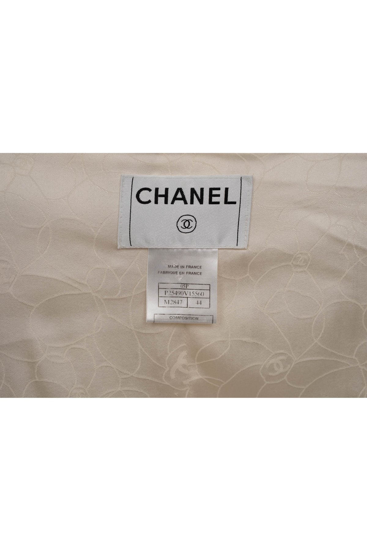 Chanel White Boucle Fantasy Tweed with Pearl Buttons Jacket Size 44/8 2005