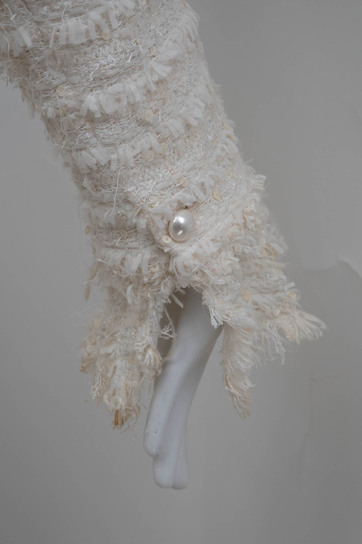 Chanel White Boucle Fantasy Tweed with Pearl Buttons Jacket Size 44/8 2005