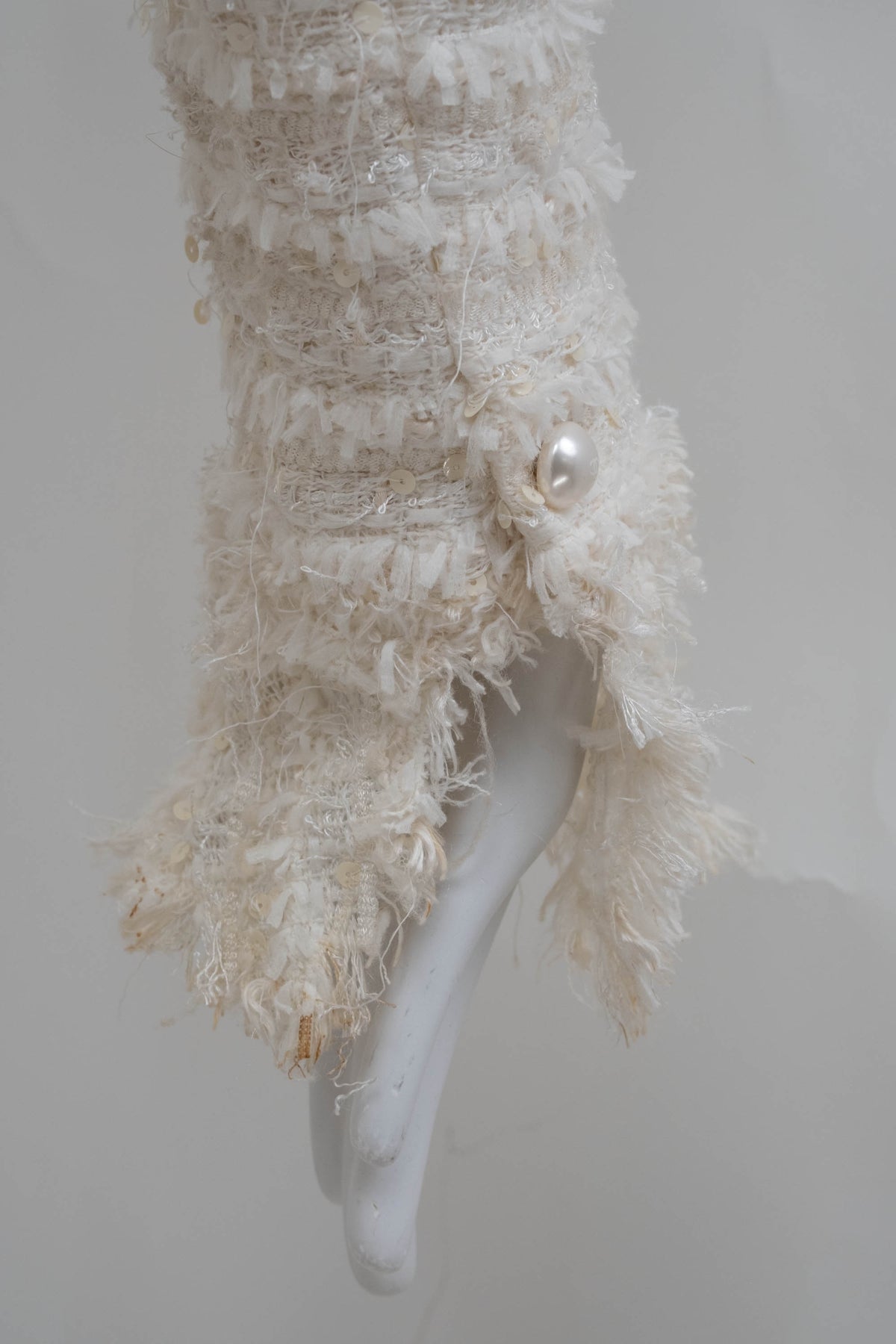 Chanel White Boucle Fantasy Tweed with Pearl Buttons Jacket Size 44/8 2005