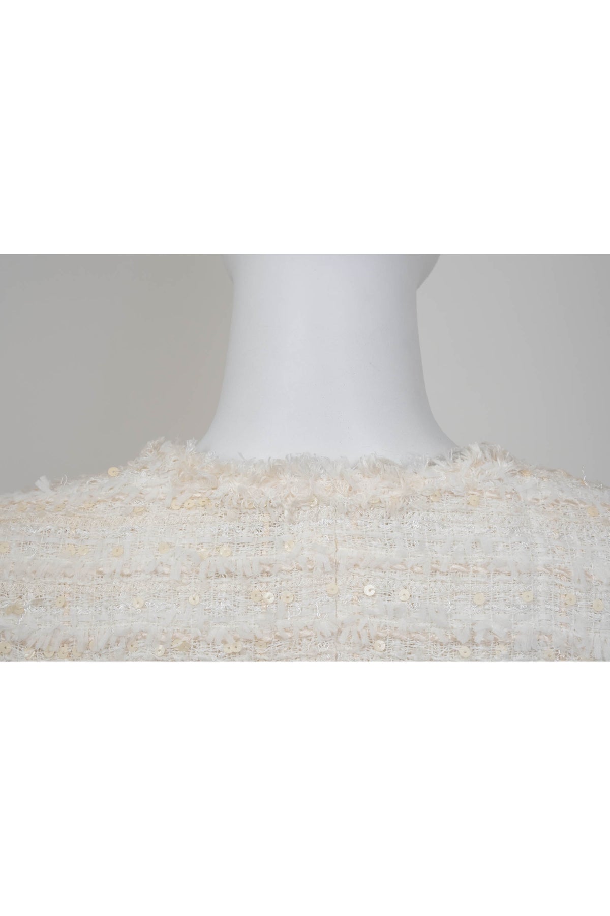 Chanel White Boucle Fantasy Tweed with Pearl Buttons Jacket Size 44/8 2005