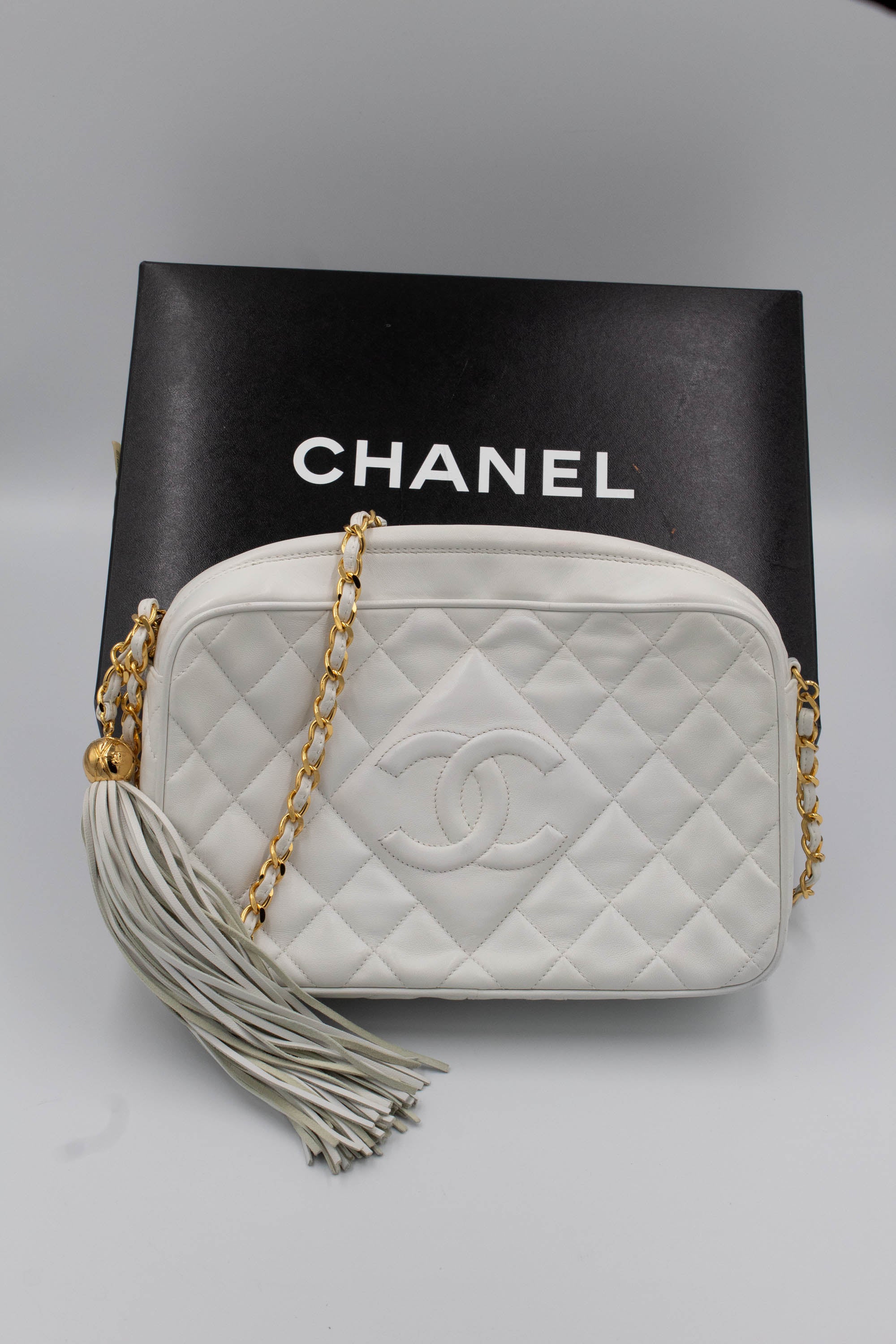 CHANEL ホワイトキャンバスバッグ Chanel White Napa Camera bag With Tassel 1994-6 - Foxy Couture Carmel